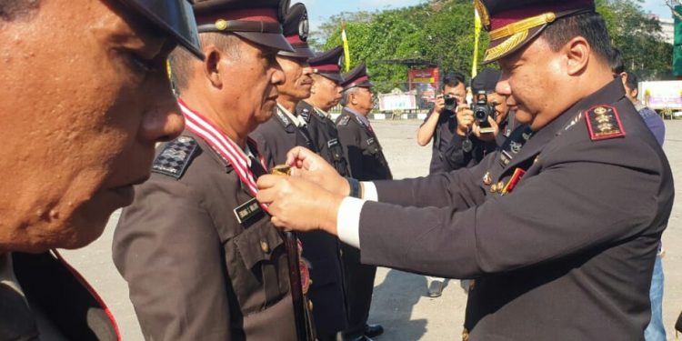 Kapolres Tasikmalaya Kota Kalungkan Medali Wisuda Kepada Personel Purna Tugas