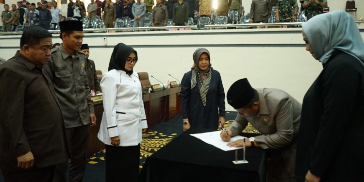 Kepala Daerah dan DPRD Kabupaten Karawang Teken MoU Raperda Pertangungjawaban APBD TA 2018