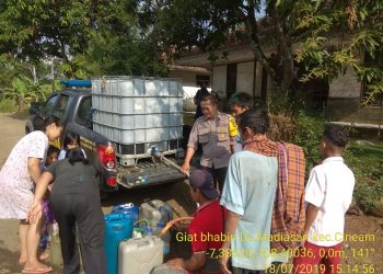 Polsek Cineam Pasok Air Bersih Kepada Warga Desa Madiasari dan Desa Rajadatu