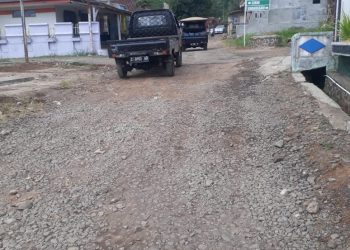 Sekitar 12 Kilo Jalan di  Kecamatan Cineam Tasikmalaya Kondisinya Rusak