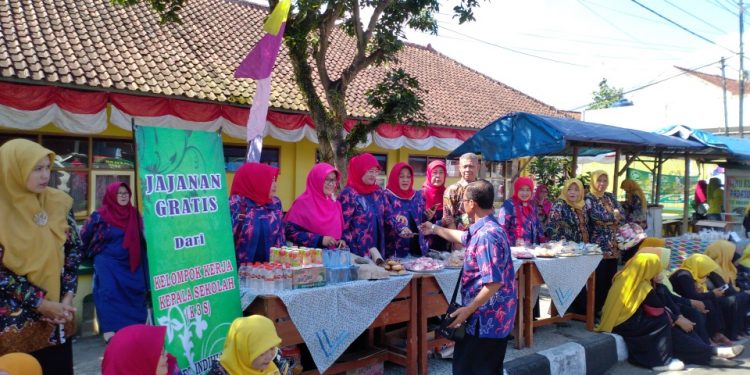 Apresiasi MTQ Ke-XII, K3S SD Kecamatan Indihiang Gelar Stand Jajanan Geratis