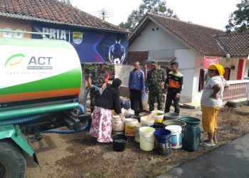 Koramil 1210/Cineam Gandeng ACT Cabang Tasikmalaya Laksanakan Baksos Penyaluran Air Bersih