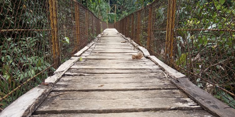 Jembatan Gantung Desa Perbatasan Cineam Kurang Terawat
