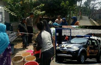 Polsek Cisayong Kirim Bantuan Air Bersih Bagi Warga Desa Nusawangi