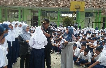 Dibulan Muharam Insan Pendidik SMPN 17 Kota Tasikmalaya Santuni Anak Yatim