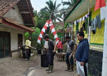 Warga Kampung Pasung Desa Gereba Cipaku Giat Labur Aspal Jalan Lingkungannya