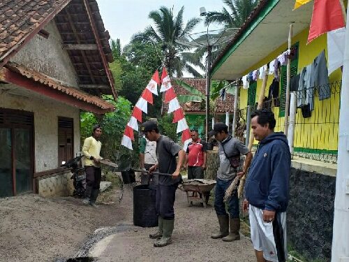 Warga Kampung Pasung Desa Gereba Cipaku Giat Labur Aspal Jalan Lingkungannya