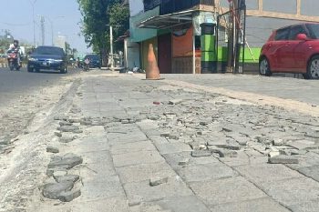 Trotoar 15 Miliar Terbengkalai Rusak, Pejabat PUPR Karawang Lempar Tanggungjawab Ke Rekanan