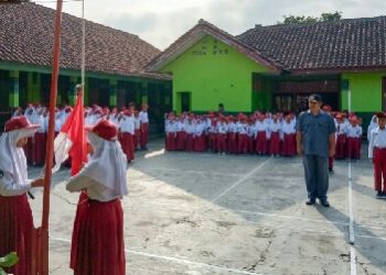 Warga Pendidikan SDN Syekh Tubagus Abdullah Khidmat Laksanakan Upacara Bendera Senin Pagi