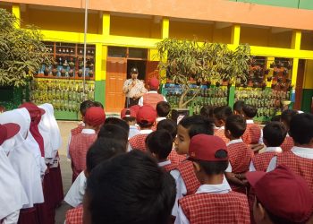 Melalui Upacara Senin Pagi, Polsek Indihiang Berikan Penyuluhan Hukum Kepada Warga Didik SDN 2 Cibunigeulis