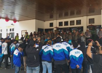 Bom Waktu Unjuk Rasa Di Bale Kota Tasikmalaya