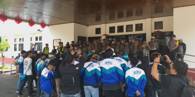Bom Waktu Unjuk Rasa Di Bale Kota Tasikmalaya