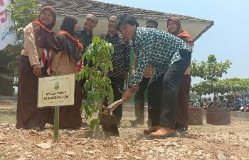 Peduli Lingkungan Hidup, KIIC dan Telaga Desa Gelar “School Go Green” di SMKN 1 Rengasdengklok