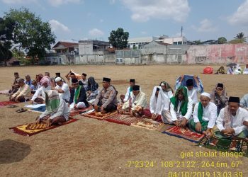 Kapolsek Cineam Sholat Istisqo Di Lapangan Yogaswara