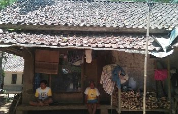 Keluarga Karso Dambakan Bantuan Untuk Rumahnya Yang Tidak Layak Huni