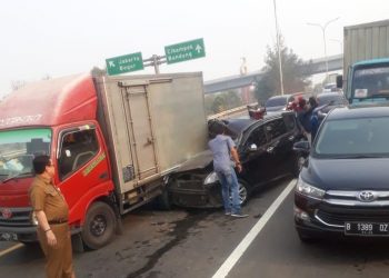 Mobil ASN Pemkab Bekasi Ringsek Tabrakan di Tol Cikarang