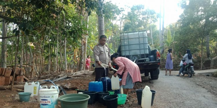 Darurat Air Bersih, Jajaran Polsek Cineam Ditribusikan Air Bersih Ke Warga