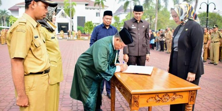 Bupati Karawang Serahkan 559 Petikan SK Kenaikan Pangkat Jabatan Fungsional