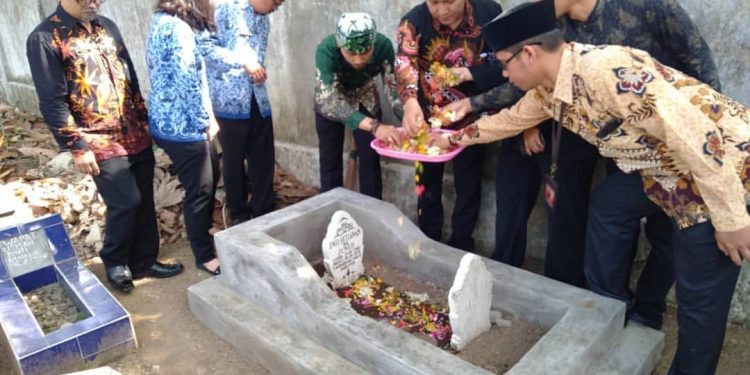 Peringati Hari Pahlawan, KPU Kota Banjar Ziarahi Makam PAM TPS Yang Meninggal Saat Tugas Pada Pemilu Serentak 2019