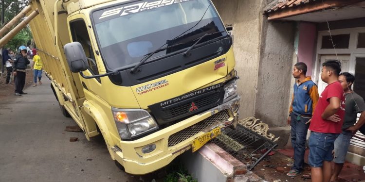 Truk Tabrak Tembok Batas Rumah, Korban Meninggal Ditempat