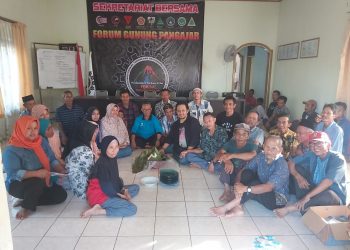 Eks Karyawan PT. Wiriacakra dan Warga Terdampak Berikan Kejutan Tumpeng Kepada Hendra Bima