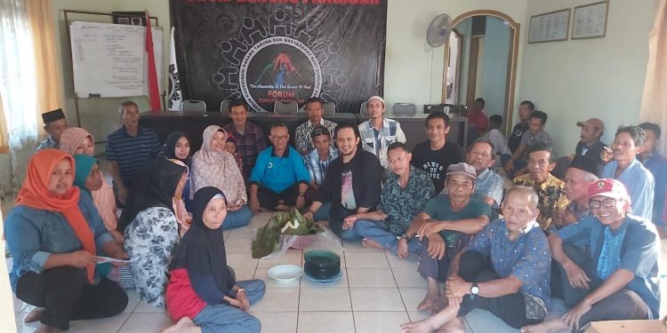 Eks Karyawan PT. Wiriacakra dan Warga Terdampak Berikan Kejutan Tumpeng Kepada Hendra Bima