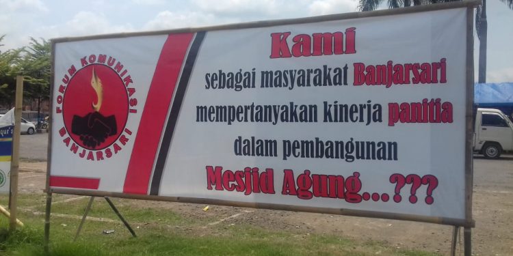FKB Protes Panitia Pembangunan Masjid Agung Banjarsari Mangkrak