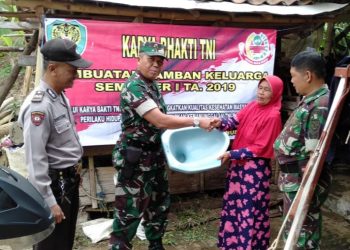 Danramil 1304/Pnb Ciamis Serahkan Bantuan Karya Bhakti TNI Jambanisasi Semester II/2019
