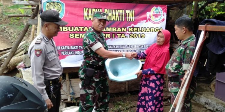 Danramil 1304/Pnb Ciamis Serahkan Bantuan Karya Bhakti TNI Jambanisasi Semester II/2019