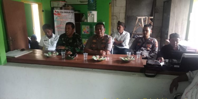 Memasuki Musim Penghujan, Polsek Cineam Himbau Warga Desa Pasirmukti Waspada Bencana Longsor