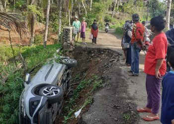 Di Cineam Tasikmalaya, Akibat jalan Licin Mini Bus Tergelincir Masuk Jurang