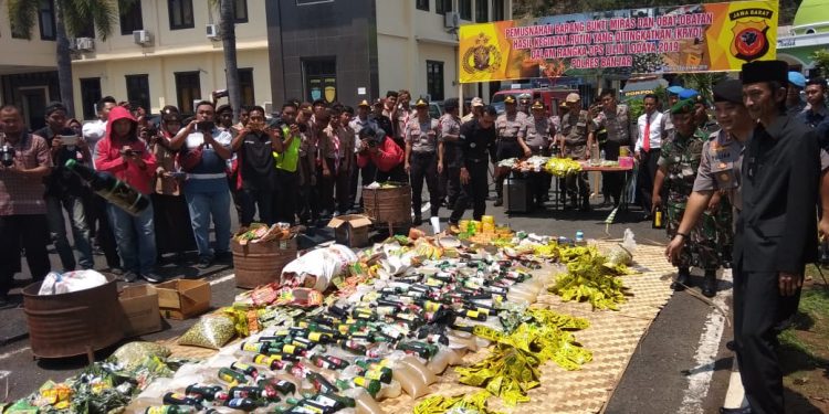 Polres Banjar Gelar Apel Pasukan Operasi Lilin Lodaya 2019 Sekaligus Pemusnahan Miras dan Obat-obatan Terlarang Hasil KRYD