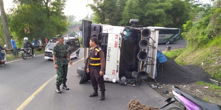 Dum Truk Bermuatan Pasir Terguling Di Kadipaten Tasikmalaya