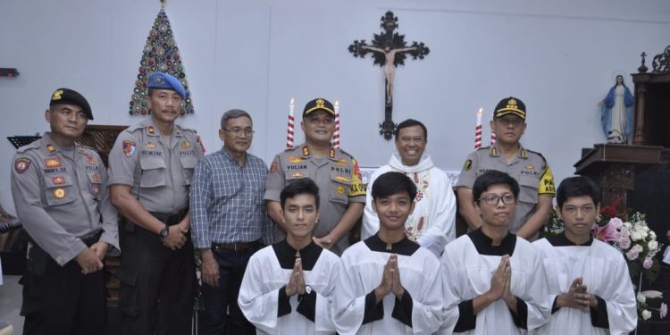 Bersama Karumkit Polda Jabar, Kapolres Banjar Cek Gereja Dimalam Hari Raya Natal