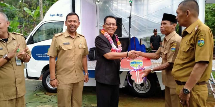 Bupati Tasikmalaya Serahkan Langsung Reward Pemprov Berupa Unit Maskara Bagi Desa Citalahab