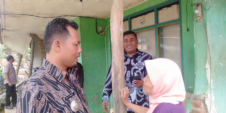 Kasian, Rumah Mak Ningsih Ambruk Diterjang Hujan Angin dan Akibat Bergesernya Tanah