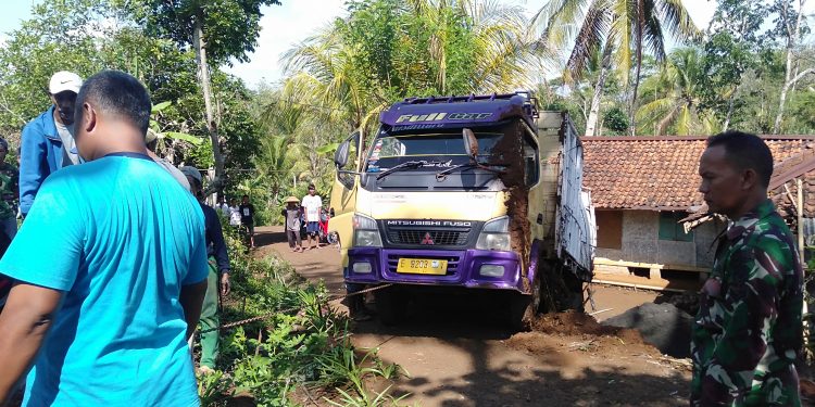 Maksa Masuk Jalan Bukan Kelasnya, Truk Pasir Terguling Timpa Rumah Warga di Rajadatu Cineam
