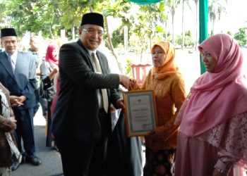 Dihari Ibu, Neni Yuliani, S.Pd Terima Piagam Penghargaan Sekolah Sehat