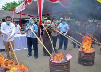 Kejari Karawang Bakar Barbuk Berbagai Perkara Kejahatan