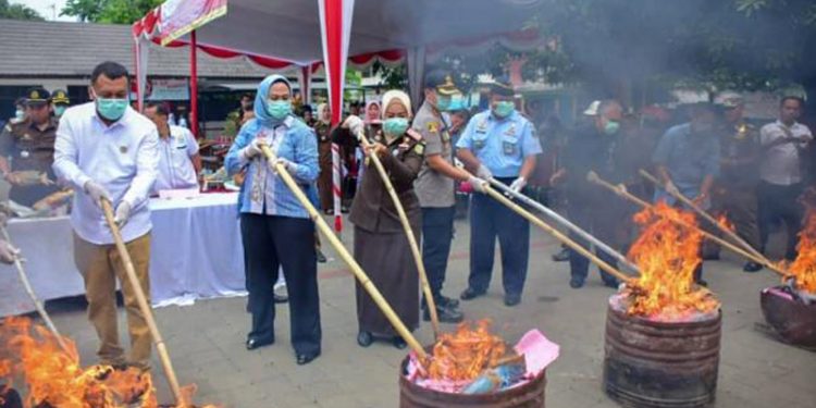 Kejari Karawang Bakar Barbuk Berbagai Perkara Kejahatan