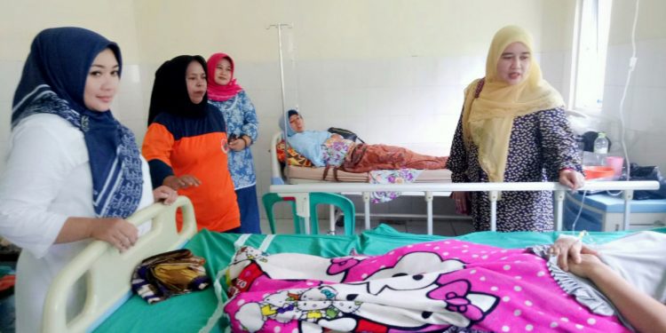 Hj. Lina Ruzhan Jenguk Warga Korban Keracunan Massal Desa Cihaur di Puskesmas Manonjaya