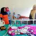 Hj. Lina Ruzhan Jenguk Warga Korban Keracunan Massal Desa Cihaur di Puskesmas Manonjaya