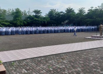 Dihari Pertama Masuk, Segenap Warga Pendidikan SMAN 1 Banjarsari Ciamis Hadir Laksanakan Upacara Bendera