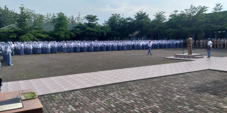 Dihari Pertama Masuk, Segenap Warga Pendidikan SMAN 1 Banjarsari Ciamis Hadir Laksanakan Upacara Bendera