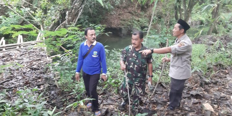 Unsur Muspika Cikalong Tasikmalaya Tinjau Lokasi Rencana Pembangunan Jembatan Gantung Leuwisasak