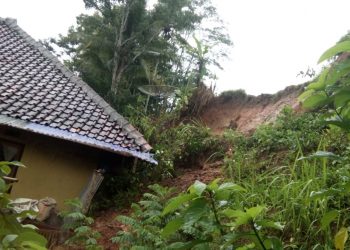 Akibat Hujan Deras, Tanah Longsor di Bantarkalong Nyaris Lumatkan Rumah Warga
