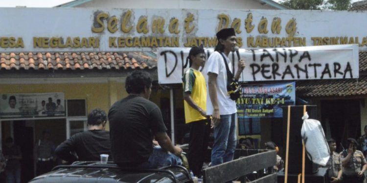 Warga Neglasari Kembali Geruduk Kantor Kepala Desa Neglasari Jatiwaras