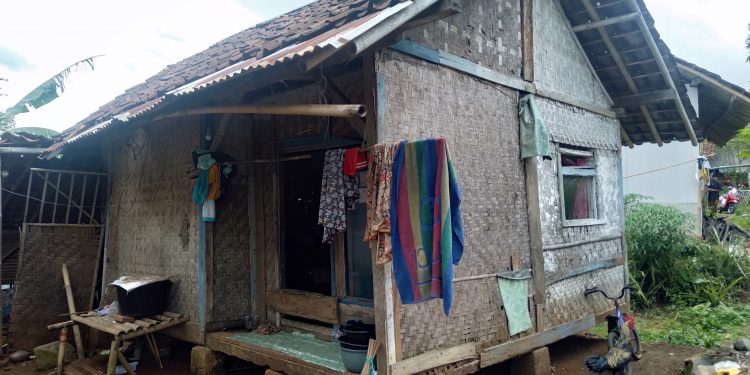 Mak Edoh Warga Cineam Tempati Rumah Yang Tak Layak Huni