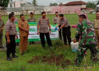 Wujudkan Polri Peduli Penghijauan, Kapolres Tasikmalaya Kota Tanam Mahoni Di Wilkum Polsek Cineam