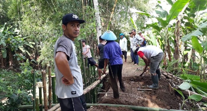 Tanggul Anak Sungai Cikawasen Jebol, Warga Beserta Aparat Desa Purwasari Giat Berbenah